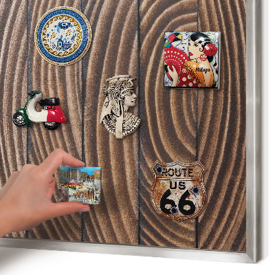 Magneetbord voor souvenir magneten met zilveren lijst Houtstructuur