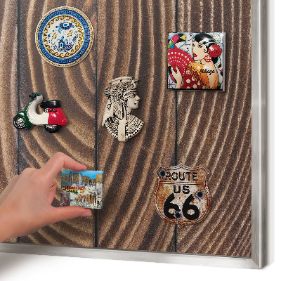 Magneetbord voor souvenir magneten met zilveren lijst Houtstructuur