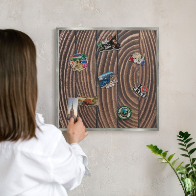 Magneetbord voor souvenir magneten met zilveren lijst Houtstructuur
