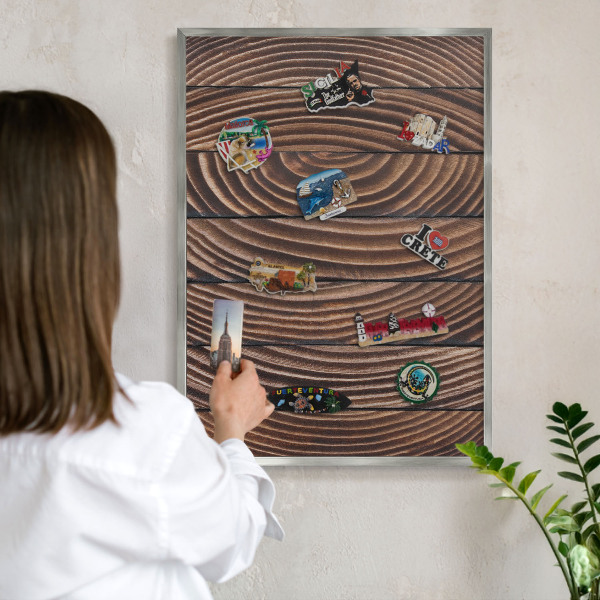 Magneetbord voor souvenir magneten met zilveren lijst Houtstructuur