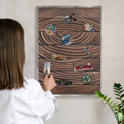 Magneetbord voor souvenir magneten met zilveren lijst Houtstructuur