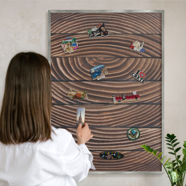 Magneetbord voor souvenir magneten met zilveren lijst Houtstructuur
