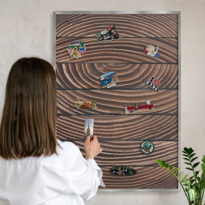 Magneetbord voor souvenir magneten met zilveren lijst Houtstructuur