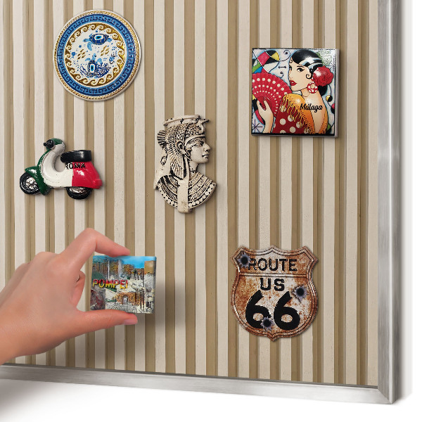 Magneetbord voor souvenir magneten met zilveren lijst Houten latten