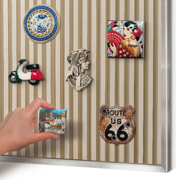 Magneetbord voor souvenir magneten met zilveren lijst Houten latten