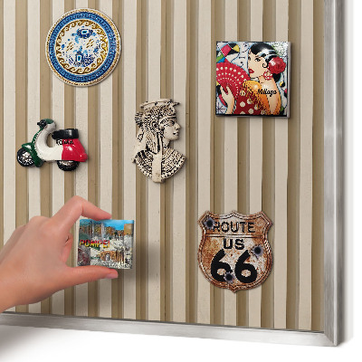 Magneetbord voor souvenir magneten met zilveren lijst Houten latten