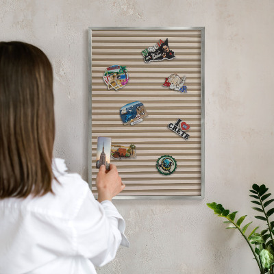 Magneetbord voor souvenir magneten met zilveren lijst Houten latten