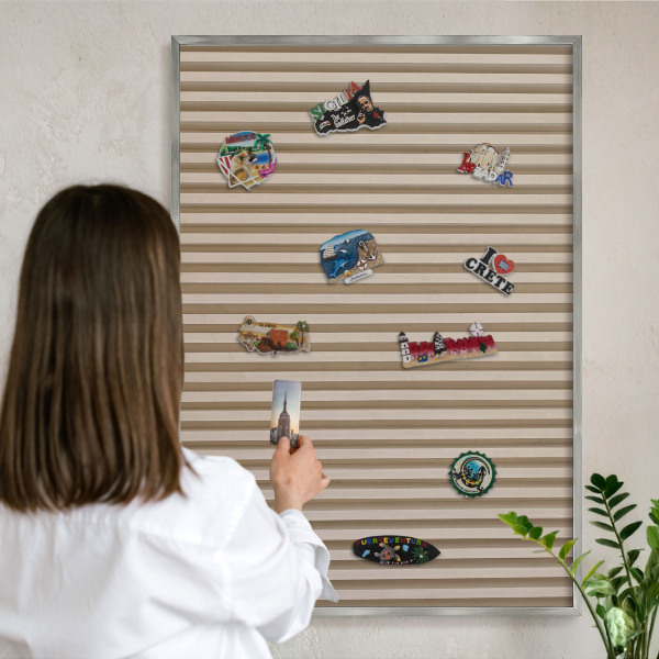 Magneetbord voor souvenir magneten met zilveren lijst Houten latten
