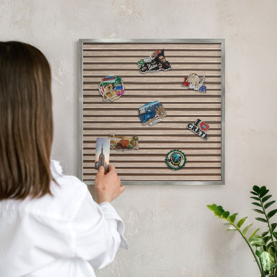 Decoratief metalen magneetbord in een zilveren lijst Rustige structuur