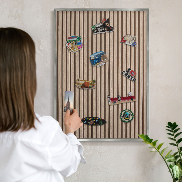 Decoratief metalen magneetbord in een zilveren lijst Rustige structuur