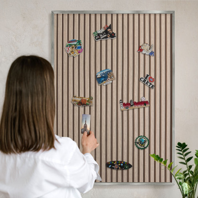 Decoratief metalen magneetbord in een zilveren lijst Rustige structuur