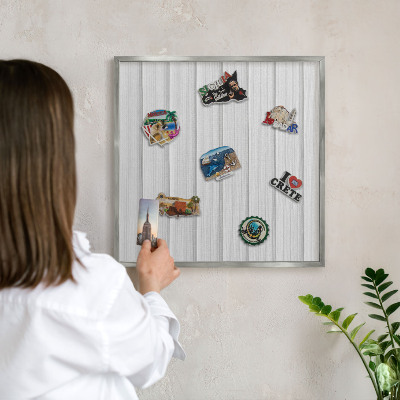 Magneetbord voor souvenir magneten met zilveren lijst Minimalistische strepen