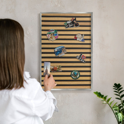 Decoratief metalen magneetbord in een zilveren lijst Houten ritmes