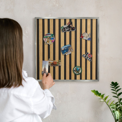 Decoratief metalen magneetbord in een zilveren lijst Houten ritmes
