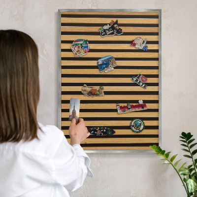 Decoratief metalen magneetbord in een zilveren lijst Houten ritmes