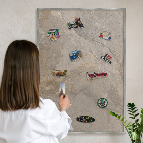 Decoratief metalen magneetbord in een zilveren lijst Beige steen