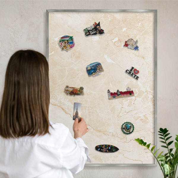 Magneetbord voor souvenir magneten met zilveren lijst Delicaat marmer