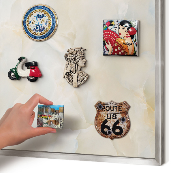 Decoratief metalen magneetbord in een zilveren lijst Subtiele elegantie