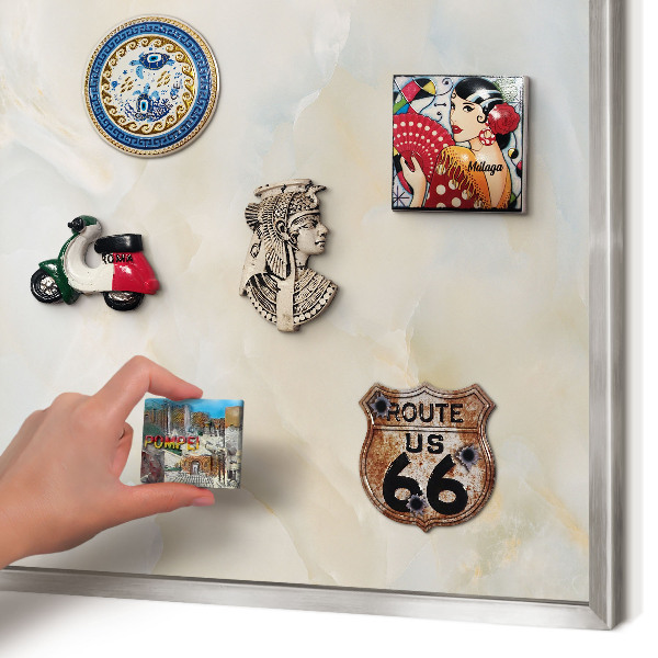 Decoratief metalen magneetbord in een zilveren lijst Subtiele elegantie