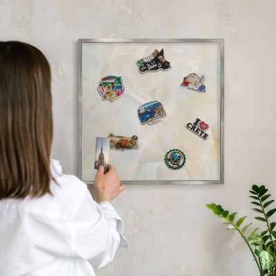 Decoratief metalen magneetbord in een zilveren lijst Subtiele elegantie