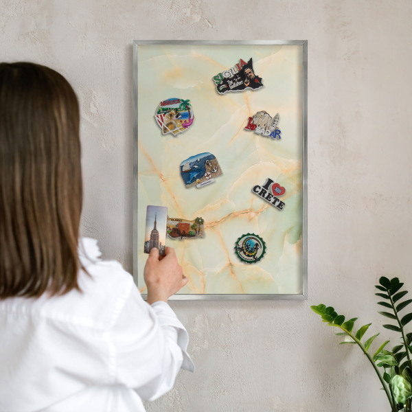 Decoratief metalen magneetbord in een zilveren lijst Marmeren elegantie