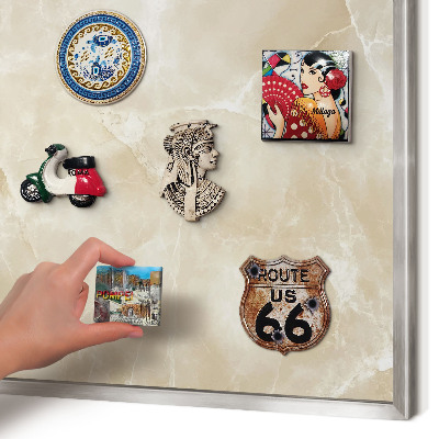 Decoratief metalen magneetbord in een zilveren lijst Marmerpatroon