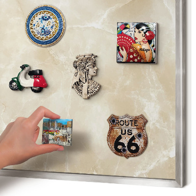 Decoratief metalen magneetbord in een zilveren lijst Marmerpatroon