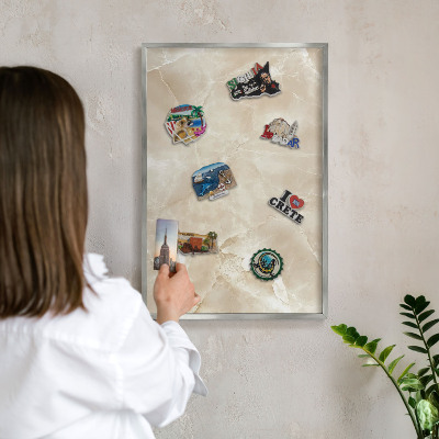 Decoratief metalen magneetbord in een zilveren lijst Marmerpatroon