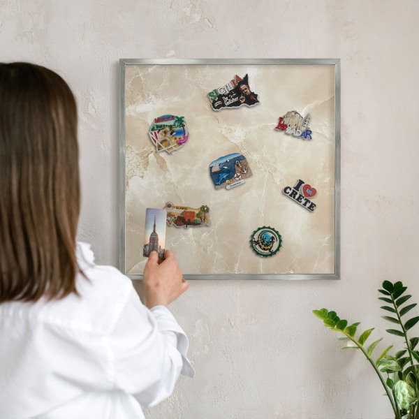 Decoratief metalen magneetbord in een zilveren lijst Marmerpatroon