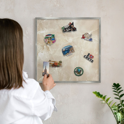 Decoratief metalen magneetbord in een zilveren lijst Marmerpatroon