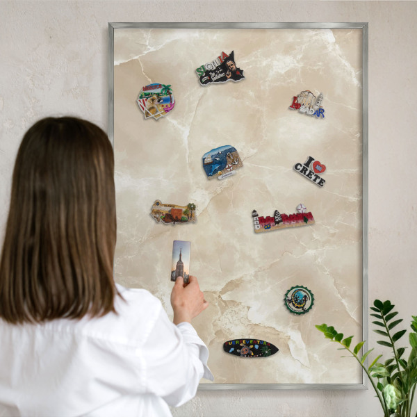 Decoratief metalen magneetbord in een zilveren lijst Marmerpatroon