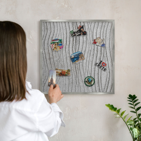 Decoratief metalen magneetbord in een zilveren lijst Grijze golven