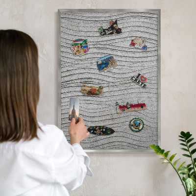 Decoratief metalen magneetbord in een zilveren lijst Grijze golven
