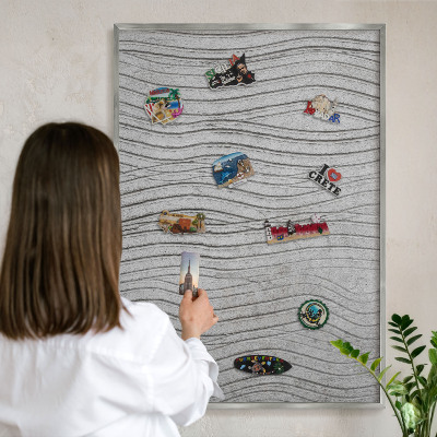Decoratief metalen magneetbord in een zilveren lijst Grijze golven