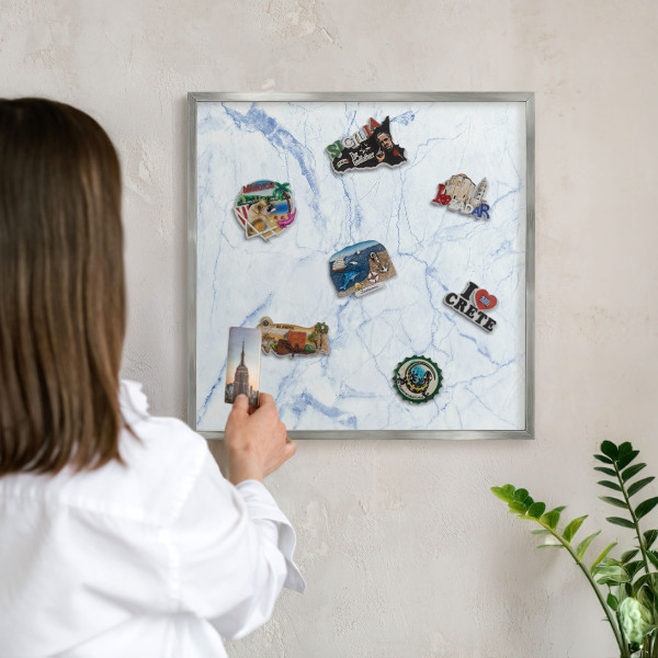 Decoratief metalen magneetbord in een zilveren lijst Marmerontwerp
