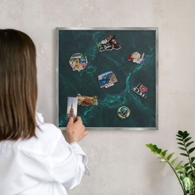 Magneetbord voor souvenir magneten met zilveren lijst Groene diepte