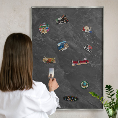 Decoratief metalen magneetbord in een zilveren lijst Grijze elegantie