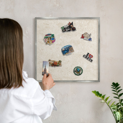 Decoratief metalen magneetbord in een zilveren lijst Romige elegantie