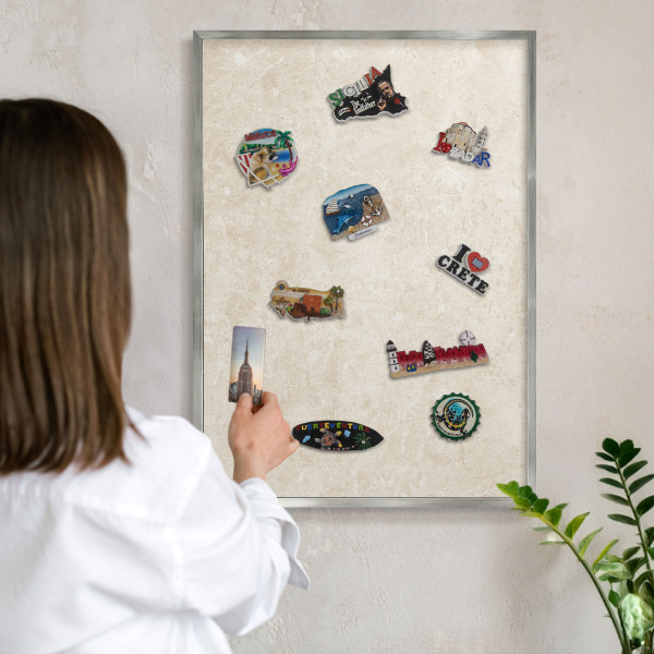 Decoratief metalen magneetbord in een zilveren lijst Romige elegantie