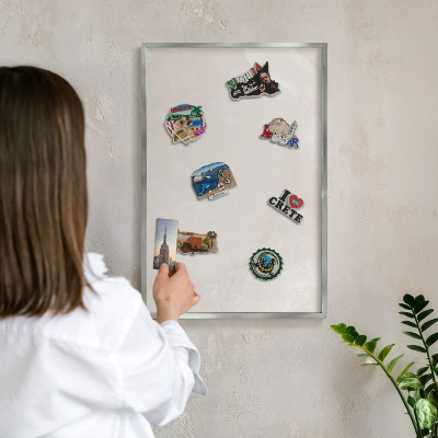 Magneetbord voor souvenir magneten met zilveren lijst Romige textuur
