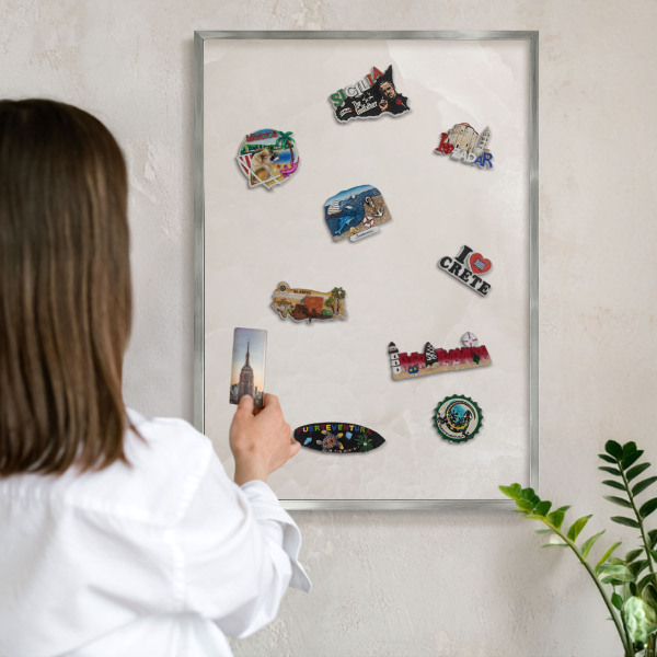 Magneetbord voor souvenir magneten met zilveren lijst Romige textuur