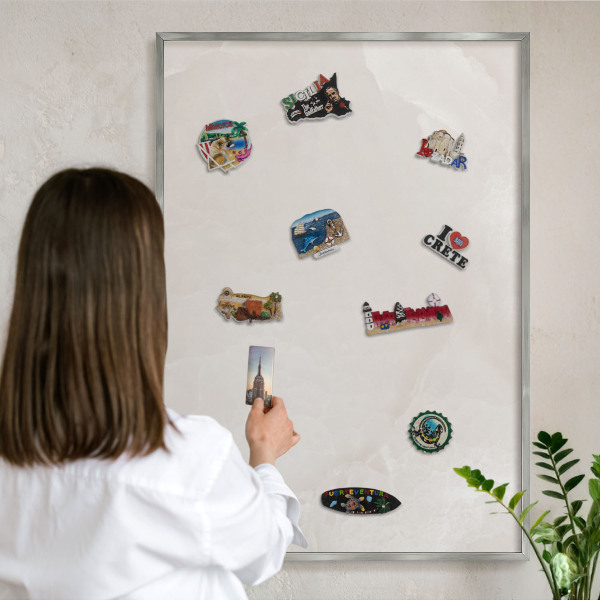 Magneetbord voor souvenir magneten met zilveren lijst Romige textuur