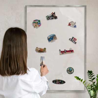 Magneetbord voor souvenir magneten met zilveren lijst Romige textuur