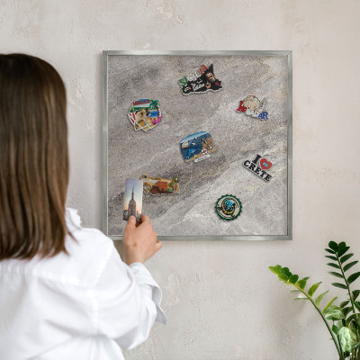 Decoratief metalen magneetbord in een zilveren lijst Steenstructuur