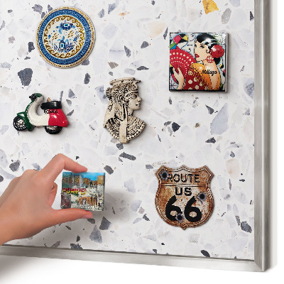 Magneetbord voor souvenir magneten met zilveren lijst Terrazzo-stijl
