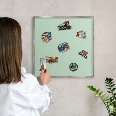 Magneetbord voor souvenir magneten met zilveren lijst Mintgroen