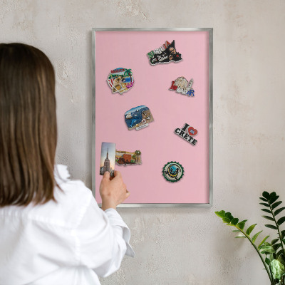 Decoratief metalen magneetbord in een zilveren lijst Lichtroze