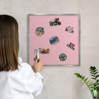 Decoratief metalen magneetbord in een zilveren lijst Lichtroze