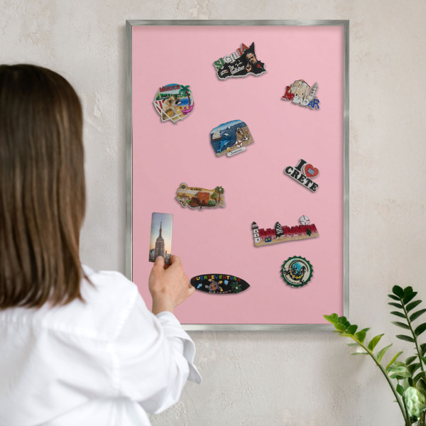Decoratief metalen magneetbord in een zilveren lijst Lichtroze