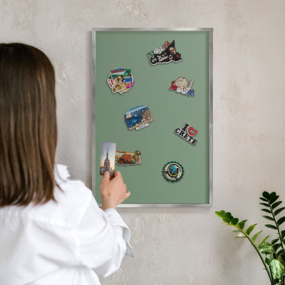 Magneetbord voor souvenir magneten met zilveren lijst Gedempt groen
